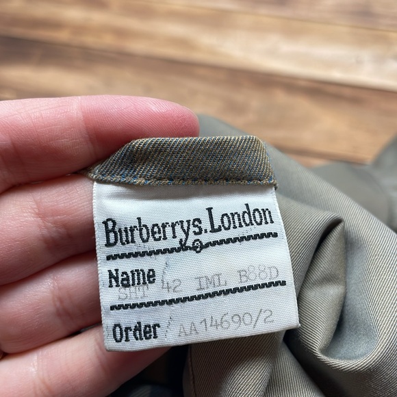 Vintage Burberry Trench Coat in Gray 42 H1 - Picture 9 of 10
